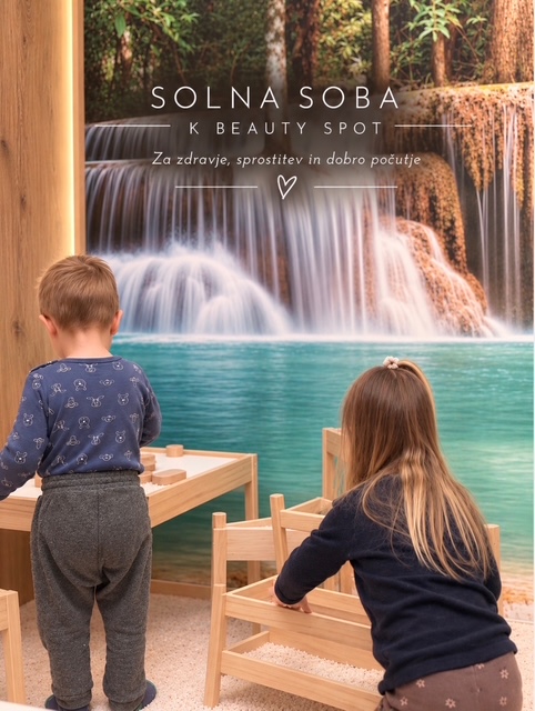Otroka se igrata v solni sobi K Beauty SPOT